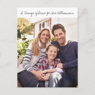 Ny adress för familjefoto med fantasifull skrift F Meddelande Vykort