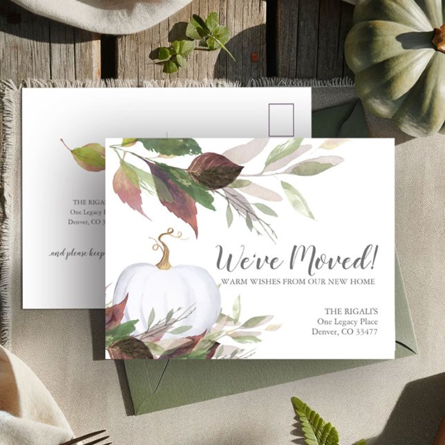 Ny adress förändring av meddelandet om Flytta i Ad Vykort (Change of address postcard fall leaves and white pumpkin)