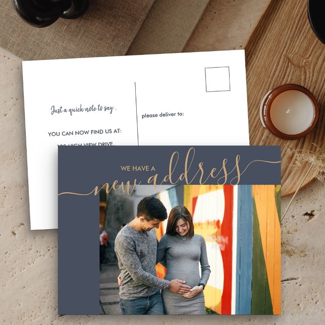 Ny adress skript elegant foto flyttning meddelande vykort (New Address postcard with modern photo and script)