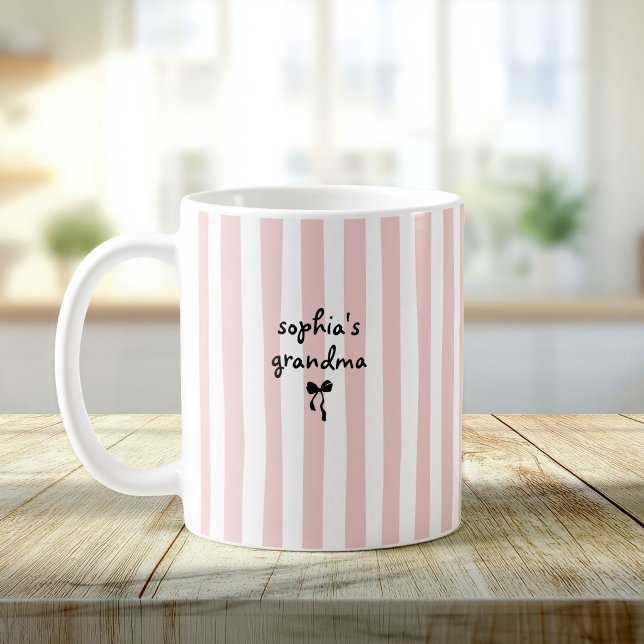Ny babys mormor anpassat namn rosafärgade ränder kaffemugg (Skapare uppladdad)