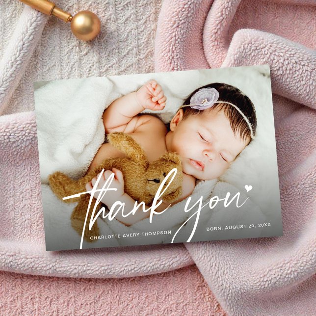 Ny Bebis Flicka Foto Tack Hjärtat Modern Födelse Kort (Stylish, modern handlettering thank you script, heart love baby girl photos birth announcement card.)