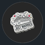 Ny gifta 2025 Bröllop-Ringar matchande par Ne Runt Klistermärke<br><div class="desc">Ny gifta 2025 Bröllop-Ringar Matching Couple Newlyweds 1</div>