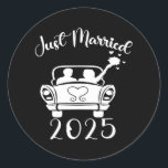 Ny gifta 2025 Bröllop-Ringar matchande par Ne Runt Klistermärke<br><div class="desc">Ny gifta 2025 Bröllop-Ringar Matching Couple Newlyweds 1</div>