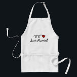 Ny gifta apron med sött hjärta förkläde<br><div class="desc">Ny gifta apron med sött hjärta. Cute bröllop presentidé för nygifta par och honungsmooners. Anpassningsbar för brud och rum.</div>