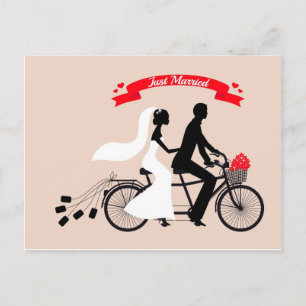 Ny gifta, brud och groom på bröllop-cykel meddelande vykort