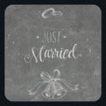 Ny gifta Chalkboard Bröllop Ringar och Klockor Fyrkantigt Klistermärke<br><div class="desc">Underbara klistermärken för en bröllopsmottagning eller för bröllopsfest. Tillgängliga tillbehör för "ny gifta"-kretskort.</div>