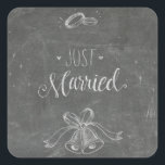 Ny gifta Chalkboard Bröllop Ringar och Klockor Fyrkantigt Klistermärke<br><div class="desc">Underbara klistermärken för en bröllopsmottagning eller för bröllopsfest. Tillgängliga tillbehör för "ny gifta"-kretskort.</div>