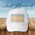 Ny gifta, Dusty Blue Beach Wedding 2 Heart Keps<br><div class="desc">Ny gifta,  Dusty Blue Beach Wedding 2 Hearts Sand | Hennes bruds Beach Towel med Newlyweds namn "Honeymoon vibes",  strandduk.</div>