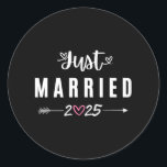 Ny gifta Est 2025 Honeymoon Bröllop Par An Runt Klistermärke<br><div class="desc">Ny gifta Est 2025 Honeymoon Bröllop Par-årsdagen 1</div>