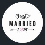 Ny gifta Est 2025 Honeymoon Bröllop Par An Runt Klistermärke<br><div class="desc">Ny gifta Est 2025 Honeymoon Bröllop Par-årsdagen</div>