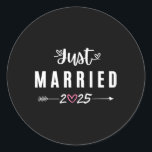Ny gifta Est 2025 Honeymoon Bröllop Par An Runt Klistermärke<br><div class="desc">Ny gifta Est 2025 Honeymoon Bröllop Par-årsdagen 1</div>
