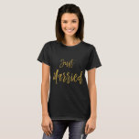 Ny gifta Gold Foil Typography Shirt Tee<br><div class="desc">Ny gifta Gold Foil Typography T-Shirt för ett nygift på hennes smekmånad.</div>