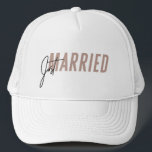 Ny gifta Hat | Newlyed Hat - Mörkens Rosa Keps<br><div class="desc">// Behöver du hjälp med att anpassa din design? Har andra idéer? Kontakta mig gärna på: zoe@gorjodesigns.com</div>