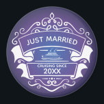Ny gifta Honeymoon Cruise Magnet<br><div class="desc">Roligt magnet för ditt hem eller när du seglar iväg på din destination,  frakt- eller semester för smekmånaden. Lila och blå övertoningsbakgrund accentuerad med snyggtens emblem. Ny gifta-frakten omfattar en kryssningsmodell och året för bröllop. Perfekt för en stateroom kabindörrmarkör som hjälper dig att hitta din kabinstateroom.</div>