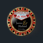 Ny gifta i Fabulous Las Vegas - Red Knapp<br><div class="desc">Knapp. Gör det i stil med den här populära Las Vegas Bröllop. I ett rött, svart och faux guld-designad för metallpoker chip stil med texten "Gift i Fabulous Las Vegas Nevada"-redo för att du ska kunna anpassa dig. Gör en underbar fest till förmån för dina gäster. Det finns mer färg....</div>