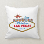 Ny gifta i sagolika Las Vegas 2014 (underteckna), Kudde<br><div class="desc">Ny gifta i sagolika Las Vegas 2014 (Vegas undertecknar), … som denna roliga bröllopskjorta presenterar världsberömdvälkomnandet till Las Vegas, undertecknar. Den underbara bröllopgåvaidén för en brud och en brudgum gifta sig i Las Vegas. Underbar bröllopsresaskjorta! Perfekt som ha på sig stunder som strosar längs den Las Vegas remsan. Låtet alla...</div>