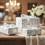 "Ny gifta" Ikon Mönster Wrapping Papper Presentpapper<br><div class="desc">Lägg märke till deras nya kapitel på det mest charmerande sätt med detta papper om "Ny gifta" mönster. Den lekande svartvita designen är en fullt av handritade ikoner som fångar en bröllopsdags glädje och upphetsning, inklusive "Ny gifta"-frasen, lycklig-paret och högljudda champagneglas. Denna unika och hjärtliga presentfigursättning är perfektens val för...</div>