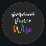 Ny gifta LGBT Bröllopsfest Lesbisk Maka till  H Runt Klistermärke<br><div class="desc">Ny gifta Lgbt Bröllopsfest Lesbisk Maka till Honeymoon</div>