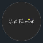 Ny gifta Lgbtq Gay Bröllop Lesbisk Bride Gay H Runt Klistermärke<br><div class="desc">Ny gifta Lgbtq Gay Bröllop Lesbisk Bride Gay Make</div>