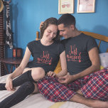 Ny gifta Matching T-Shirts<br><div class="desc">Ny gifta som nyligen gift par,  visa din status med matchande t-shirts som komen i en mängd färg. Texten är en bild som inte har skrivits in,  så den kan också ändras till valfri färg.</div>