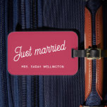 Ny gifta Modern Magenta Rosa Honeymoon Bagagebricka<br><div class="desc">Ny gifta Modern Magenta Rosa Honeymoon Luggage Tag med eget namn.</div>