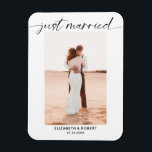 Ny gifta Modern skript Foto Minimal Bröllop A Magnet<br><div class="desc">Enkelt och elegant minimalistiskt magnetkort för "Ny gifta" bröllop. Redigera detta om du vill lägga till ett eget foto.</div>