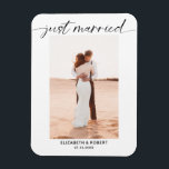 Ny gifta Modern skript Foto Minimal Bröllop A Magnet<br><div class="desc">Enkelt och elegant minimalistiskt magnetkort för "Ny gifta" bröllop. Redigera detta om du vill lägga till ett eget foto.</div>