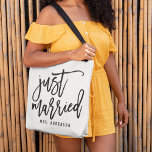 Ny gifta Personlig Honeymoon Tygkasse<br><div class="desc">Kasta dina smekentaler in i vår chic "Ny gifta"-personlig i dag och börja ditt gifta liv i stil. Modern typografi har "ny gifta" i handskriven stil-penselmarkör med ditt namn eller ditt val av personlig anpassning under.</div>