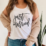 Ny gifta Personlig Typografi Linne Med Racerback<br><div class="desc">Sätt på smekmånaden med vår söta tank av bruden Ny gifta på framsidan med den svarta handskrivna toppen av penselmarkör för stil. Anpassa baksidan med ditt textval - vi kärlekar den med "The New Mrs" och ditt nya efternamn.</div>