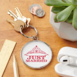 Ny gifta Princess Bride Tiara Bröllop Rund Silverfärgad Nyckelring<br><div class="desc">Fairytale Princess Bride Tiara Ny gifta Keychain for getaway car honeymoon keychain. Bröllopsfest Gifts - om du vill ändra bakgrund färg klickar du på anpassa - klicka på Redigera - markera förra verktyg i listrutan och välj färg som visas eller infoga din egen RGB-hex-kod för personligt bröllp färg - om...</div>