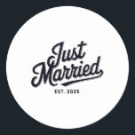 Ny gifta st 2025 Bröllop Maka Mr. och Brid Runt Klistermärke<br><div class="desc">Ny gifta st 2025 Bröllop Maka Mr. och Bride Groom</div>