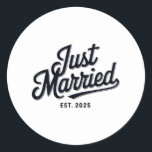 Ny gifta st 2025 Bröllop Maka Mr. och Brid Runt Klistermärke<br><div class="desc">Ny gifta st 2025 Bröllop Maka Mr. och Bride Groom</div>
