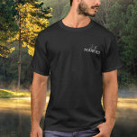 Ny gifta T-Shirt<br><div class="desc">Fira ditt stora ögonblick i Stil! Märk tillfälle med en Manar Ny gifta T-shirt - en tidlös coola för att din nya glädje. Med en ren, klassisk utformning är den här garantin perfekt för honungsmoon, fotopuffar eller avslappnad firande. Använda vår enkla mall att anpassa med ditt namn, datum eller anpassningsbar...</div>