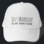 Ny gifta till min Twin Flame Romantic Honeymoon Keps<br><div class="desc">"Ny gifta! till min Twin Flame" Romantic Quote Typography Honeymoon Hat for the Newly Weds :)</div>