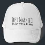 Ny gifta till min Twin Flame Romantic Honeymoon Keps<br><div class="desc">"Ny gifta! till min Twin Flame" Romantic Quote Typography Honeymoon Hat for the Newly Weds :)</div>
