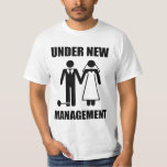 Ny gifta under ny ledning t-shirt<br><div class="desc">. .but som de ska,  tar aldrig… vår FREEDOOOOOM!  Oh väntan,  ja ska de.  Underbar gfit för den nyligen gifta brudgummen eller denatt gifta sig ungkarlen.</div>