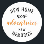 Ny hemmabruk i New Home New Äventyr New Memorial W Runt Klistermärke<br><div class="desc">Hus uppvärmningsgåvor, nya nya hem-minnen i äventyr. Lustigt nya hemgåvor för vänner, familj, pappa och mamma. Du kan skicka den till dina föräldrar, bästa vänner, pappa, mamma, farfar, mormor på Halloween, jul eller nya husägare. Denna nya gåva till husägare är perfekt till jul, Alla hjärtans dag, Fars dag, Mors dag,...</div>