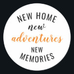 Ny hemmabruk i New Home New Äventyr New Memorial W Runt Klistermärke<br><div class="desc">Hus uppvärmningsgåvor, nya nya hem-minnen i äventyr. Lustigt nya hemgåvor för vänner, familj, pappa och mamma. Du kan skicka den till dina föräldrar, bästa vänner, pappa, mamma, farfar, mormor på Halloween, jul eller nya husägare. Denna nya gåva till husägare är perfekt till jul, Alla hjärtans dag, Fars dag, Mors dag,...</div>
