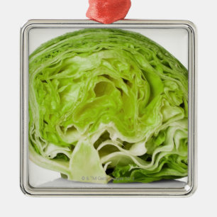 Ny isberggrönsallat klippte i halva, på vit julgransprydnad metall