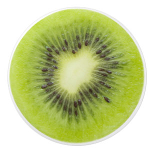 Ny kiwi. Isolerad rundaskivacloseup Knopp