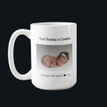 Ny mormor Första jul som mormor Kaffemugg<br><div class="desc">Fira hennes första jul som mormor med personligens fotokaffe mugg. All text kan anpassas. Lägg till ditt eget foto för att skapa en verkligt unik gåva till hennes första jul som mormor.</div>