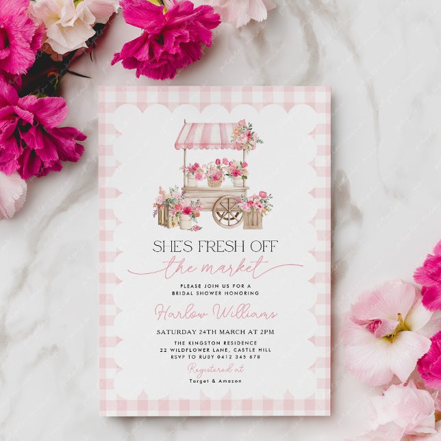Ny på marknaden Gingham Market Bröllopsdusch  Inbjudningar (She's fresh off the market | Pink Flower Cart | Bridal Shower Invitation)