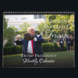 Ny president Donald J. Trump Photo 2025 Kalender<br><div class="desc">Vi firar president Donald J. Trumps seger som USA:s 45:e och 47:e president med denna vackra fotokalender, med inslag från åren av trumpordförandeskapet. Gör en underbar gåva till en trumpanhängare eller stolt patriot! Har foton från Donald Trump och First Dam Melania Trump och första familjen från fullt-färg under olika evenemang...</div>