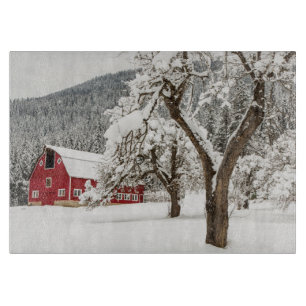 Ny snö på röd ladugård