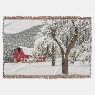 Ny snö på röd ladugård filt