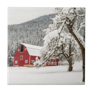 Ny snö på röd ladugård kakelplatta