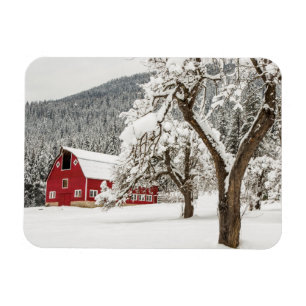 Ny snö på röd ladugård magnet