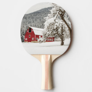 Ny snö på röd ladugård pingisracket