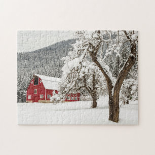 Ny snö på röd ladugård pussel