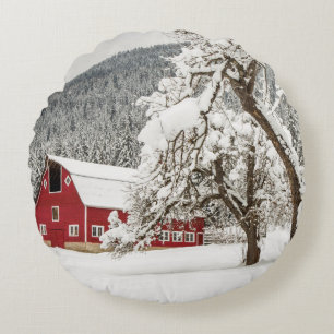 Ny snö på röd ladugård rund kudde